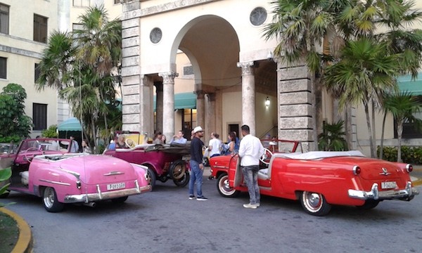 Conrad-Cuba-coches Cuba, luces y sombras: sanidad, educación, idolatría, atraso