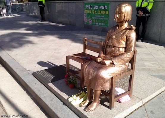 Corea-Japon-mujeres-esperan Historia de una estatua de niña y de una embajada en Seúl