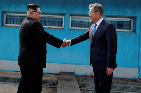 Corea-del-Norte-y-del-sur.-Abrazo-mandatarios-600x397 Derechos humanos en Corea, la otra cara de la cumbre