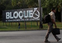 "Bloqueo es el más largo genocidio de la historia", reza un gran cartel a un lado de una céntrica de La Habana, en que se critica el embargo que Estados Unidos mantiene contra Cuba desde 1962. Crédito: Jorge Luis Baños/IPS