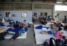 Un grupo de cubanos y cubanas espera en un albergue instalado por las autoridades de Costa Rica en la localidad fronteriza de La Cruz, en la noroccidental provincia de Guanacaste, en Costa Rica. Crédito: Comisión Nacional de Prevención de Riesgos y Atención de Emergencias