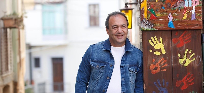 Domenico-Lucano-alcalde-Riace Italia: comienza el juicio de Mimmo Lucano, “el alcalde de los migrantes"