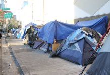 EEUU: la pobreza extrema presente en las tiendas de indigentes en las calles