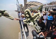 Cada 15 de noviembre se recuerda a los trabajadores caídos con flores en el río Guayas.