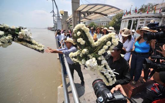 Ecuador-rio-Guayas-flores-15-de-noviembre Guayaquil: homenaje a los trabajadores asesinados en 1922