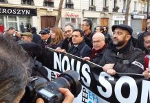 Anthony Bellanger, con gorra y barba, junto a nuestro colega Paco Audije, en la manifestación en París en condena de los atentados contra Charlie Hebdo.