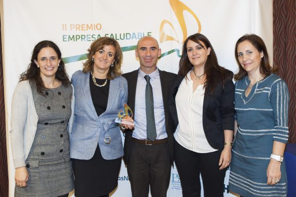 FOTO-CON-EL-EQUIPO-CUIDAR-AL-QUECUIDA-EN-PREMIO-EMPRESA-SALUDABLE-600x400 Cuidar al que cuida, un proyecto a ser considerado