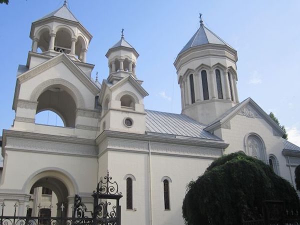 Fachada-iglesia-armenia-de-Bucarest-600x450 La huella de Armenia en Rumania