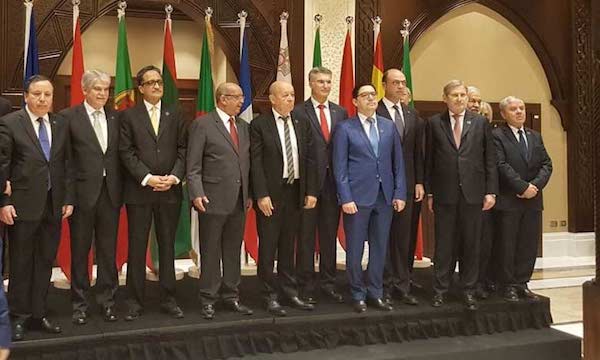 Foto de familia del grupo 5+5 celebrada en Argel. El segundo por la izquierda el ministro español, Alfonso Dastís. También se puede ver al ministro argelino, Messahel en el centro y el marroquí Bourita con chaqueta azul.