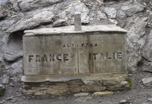 Antiguo mojón en el col del Agnel que marca la frontera entre Francia e Italia