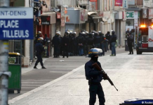 Fuerzas de la policía intervienen en una operación antiterrorista en Saint Denis, París, Francia.