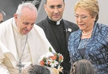 El papa Francisco recibido por la presidenta Bachelet a su llegada a Santiago de Chile.