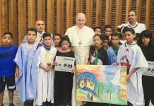 08/08/2018 El papa Francisco recibe en el Vaticano a niños saharauis que pasan el verano con familias italianas.
