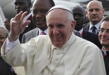 El Papa Francisco acompañado del presidente de Kenia, Uluru Kenyatta. Foto: ANDES/AFP