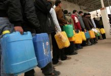En la ciudad de Gaza, en el territorio palestino ocupado por Israel, muchas personas hacen fila con la esperanza de conseguir algo de combustible. Crédito: Mohammed Omer/IPS.