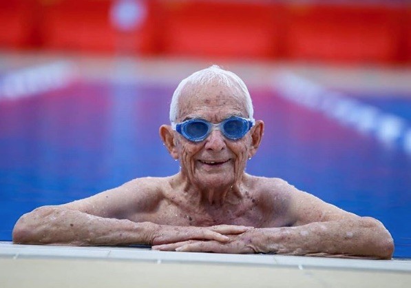 George-Corones Georges Corones, 99 años, bate el récord de natación estilo libre en su categoría