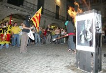 Girona 2007, manifestantes queman una foto de los reyes Juan Carlos y Sofía