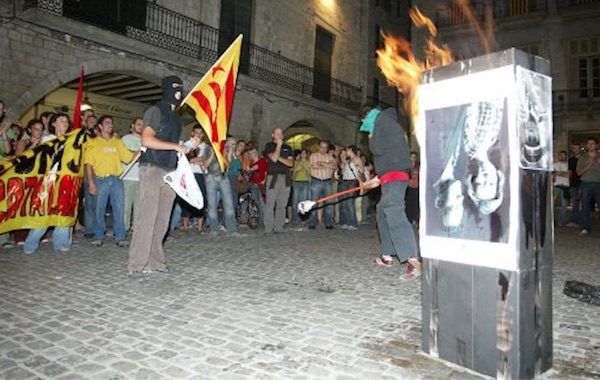 Girona 2007, manifestantes queman una foto de los reyes Juan Carlos y Sofía