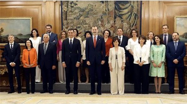 Gobierno-Sanchez-promete-Felipe-VI-600x335 Liberation destaca la presencia de 11 mujeres y 2 gays en el Gobierno de España