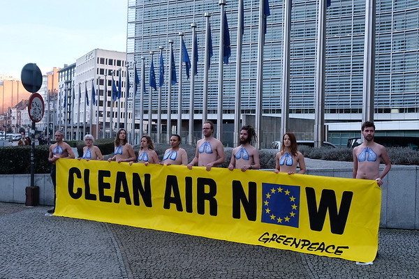 Greenpeace-Bruselas-gposttrih9-600x400 Greenpeace pide políticas para un aire limpio a la Comisión Europea