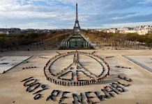 Acción de Greenpeace en París con motivo de la COP21