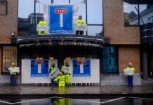 Activistas de Greenpeace han bloqueado negociadores de la UE y de Estados Unidos de discutir en secreto en Bruselas para un acuerdo comercial que daría a las corporaciones multinacionales de energía sin precedentes. Los manifestantes advirtieron que TTIP - Acuerdo de Asociación Transatlántica de Comercio e Inversión - es una amenaza para la democracia, la protección del medio ambiente, las normas de salud y condiciones de trabajo. PressMedia © Philip Wilson Greenpeace