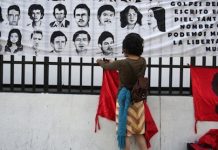 Pancartas con los rostros de personas desaparecidas durante el conflicto armado interno de Guatemala.