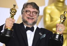 Guillermo del Toro muestra sus dos premios Óscar por mejor película y mejor dirección