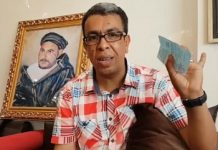 El periodista Hamid El Mahdaoui junto a un retrato del histórico líder rifeño Abdelkrim.