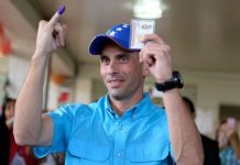 Henrique Capriles, líder del ala moderada de la oposición, actual gobernador de Miranda (centro), deposita su papeleta electoral el 6 de diciembre de 2015.