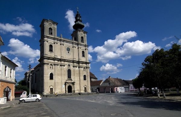 Iglesia-armenia-Santa-Isabel-plaza-Dumbrăveni-600x390 La huella de Armenia en Rumania