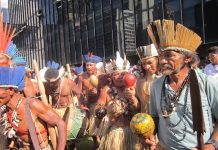 Indígenas brasileños durante una protesta en demanda de que se cumplan sus derechos como pueblos originarios, en la ciudad de Río de Janeiro. Crédito: Mario Osava/IPS