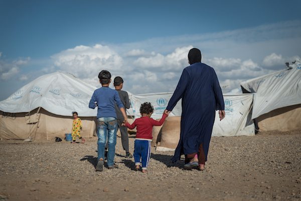 Noor, de 52 años, camina con sus nietos hacia su carpa en el campamento de Namrud para desplazados internos. Dos de sus hijos trabajaban dentro de un hospital de ISIS, y una de sus hijas estaba casada con un militante de ISIS. "ISIS no obligó a nadie a ir a trabajar con ellos, pero hizo que la gente tenga hambre, por lo que los forzó indirectamente", dice Noor. "Incluso si nuestros hijos fueran ISIS, ¿por qué deberíamos ser castigados por ello?", Pregunta. Foto: Amnistía Internacional