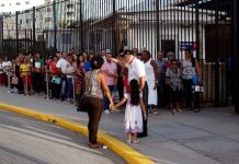 Una fila de personas esperan en la capital de Cuba para realizar trámites de emigración en la Embajada de Estados Unidos, reabierta este año después que los dos países restablecieron relaciones diplomáticas. Crédito: Jorge Luis Baños/IPS