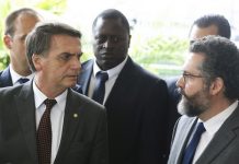 El presidente electo, Jair Bolsonaro (I), con Ernesto Araújo, designado como su canciller. La decisión generó sorpresa porque se trata de un diplomático de escasa experiencia y con ideas discrepantes de la tradición multilateralista de la política externa de Brasil, además de admirador del presidente Donald Trump, lo que anticipa un alineamiento automático con Estados Unidos. Crédito: Valter Campanato/Ag. Brasil-Fotos Públicas