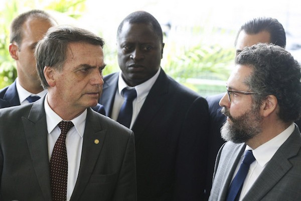 Jair-Bolsonaro-con-Ernesto-Araújo-por-Valter-Campanato Ministro de Exteriores de Bolsonaro posible hazmerreír del mundo