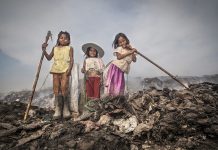 Fotografía de la serie “The Children of the Dumpsite”, de Javier Sanchez-Monge Escardó.