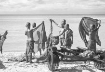 Niños acogidos en una congregación budista se bañan en el mar de Camboya. Foto: Javier Sanchez-Monge