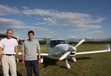 Jose Benavente y Benoit Micolon delante de su avión "colibrí"