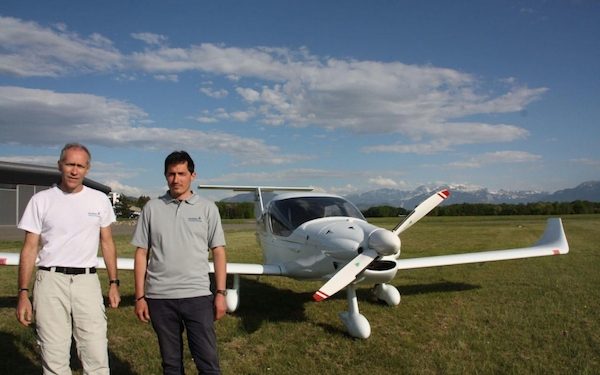 Jose-Benavente-y-Benoit-Micolon-ante-el-Colibrí-600x375 Pilotos voluntarios ayudan a los barcos que salvan náufragos en el Mediterráneo