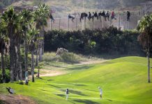 Personas indocumentadas que quieren entrar en Melilla quedan atrapadas en las vallas fronterizas junto al campo de golf español. (C) José Palazón / Pro.De.In