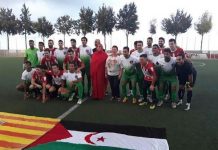 Jugadores de la selección saharaui y de la UD Puçol, junto a la alcaldesa y la representante saharaui en la Comunidad Valenciana.