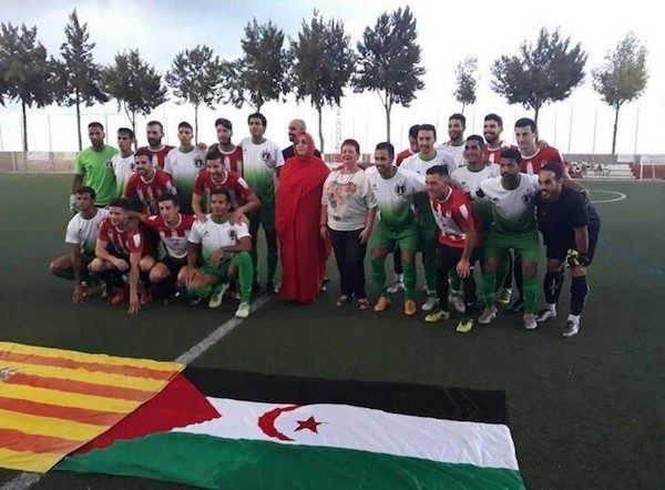 Jugadores-saharauis-y-UD-Puçol-alcaldesa-600x442 Fútbol y Sahara (IV)