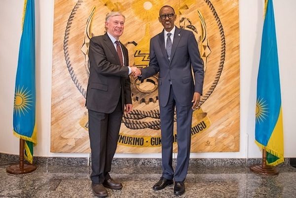 El presidente de Ruanda, Paul Kagame saluda al enviado especial de la ONU para el Sahara, Horst Kohler.