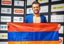 El ajedrecista Levon Aronian luce la bandera armenia tras ganar en Noruega.