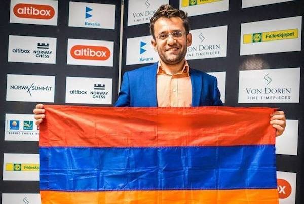 Levon-Aronian-bandera-armenia-en-Noruega-600x403 El ajedrez entra en la Universidad en Armenia