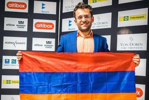 Levon-Aronian-bandera-armenia-en-Noruega Ajedrez: Armenia respalda a Aronian mientras Carlsen sirve a Azerbaiyán