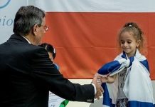 Liel Levitan recibe el premio como campeona europea sub-7 de ajedrez en Cracovia