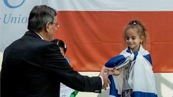 Liel Levitan recibe el premio como campeona europea sub-7 de ajedrez en Cracovia