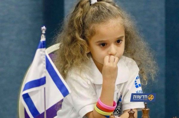 Liel-Levitanante-el-tablero-600x395 Ajedrez: Túnez admitirá finalmente a la niña campeona israelí